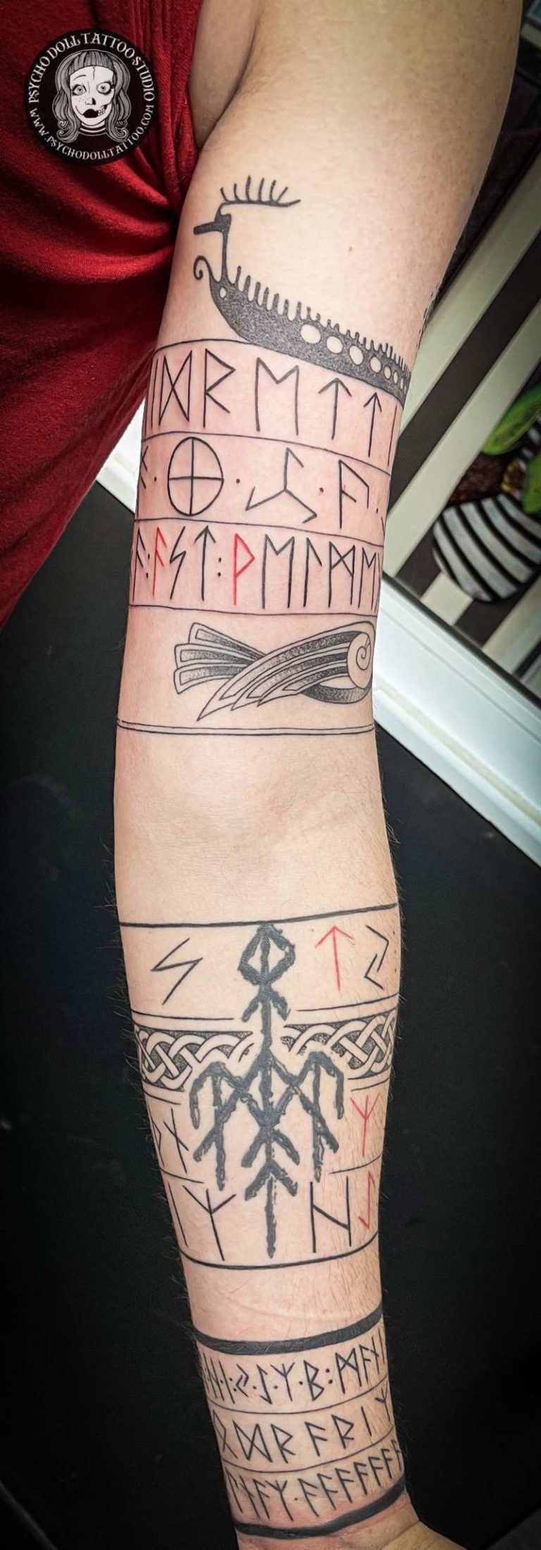 tatuaje simbolos vikingo brazo