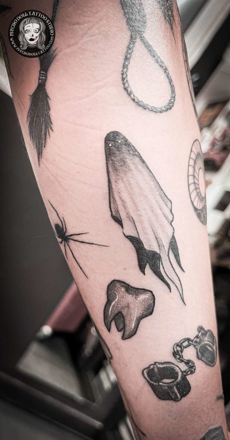 tatuajes pequeños blanco y negro