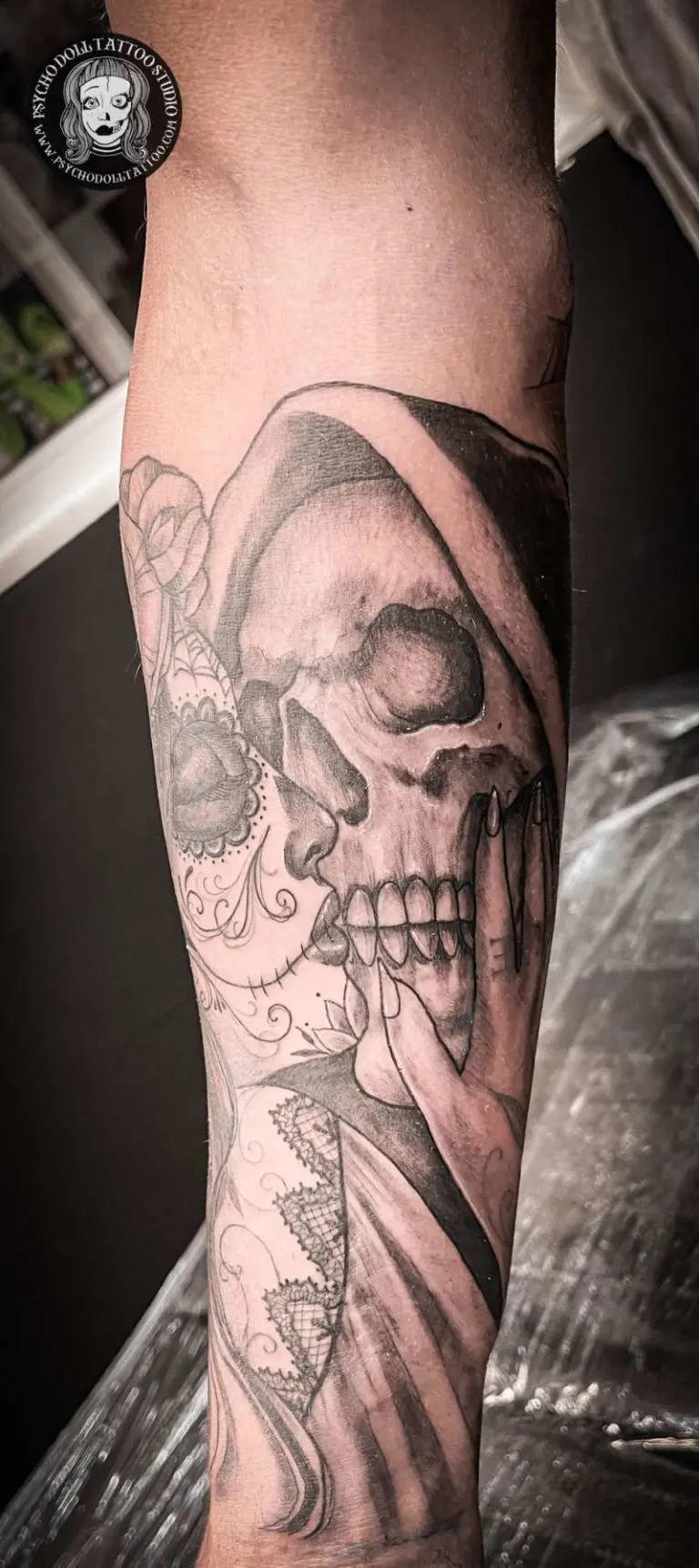 Catrina ljubi tetovažu smrti na podlaktici