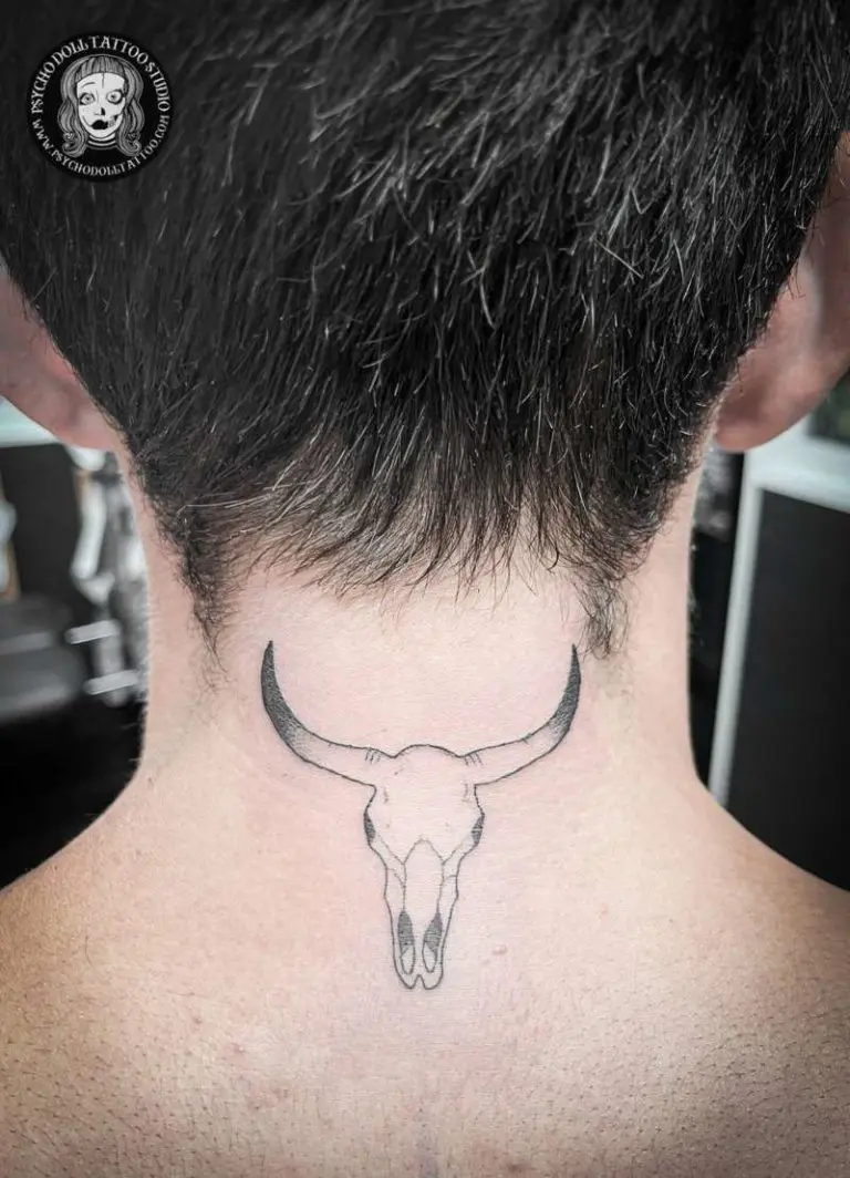 tetovaža životinjske lubanje na vratu