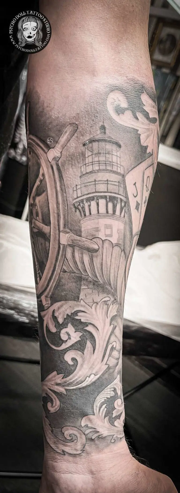tatuaggio faro avambraccio
