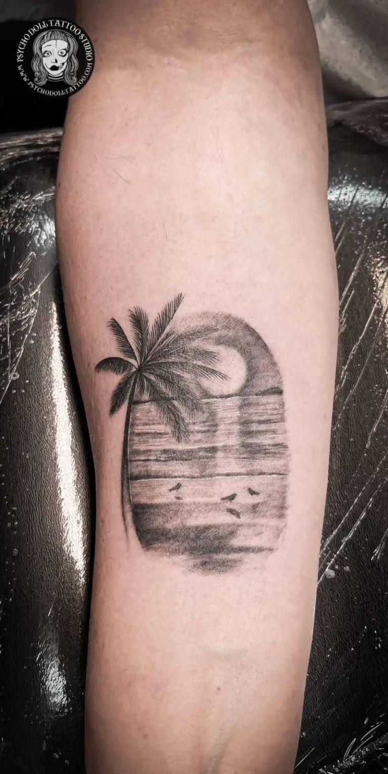 tatuaggio al tramonto con palme a Maiorca