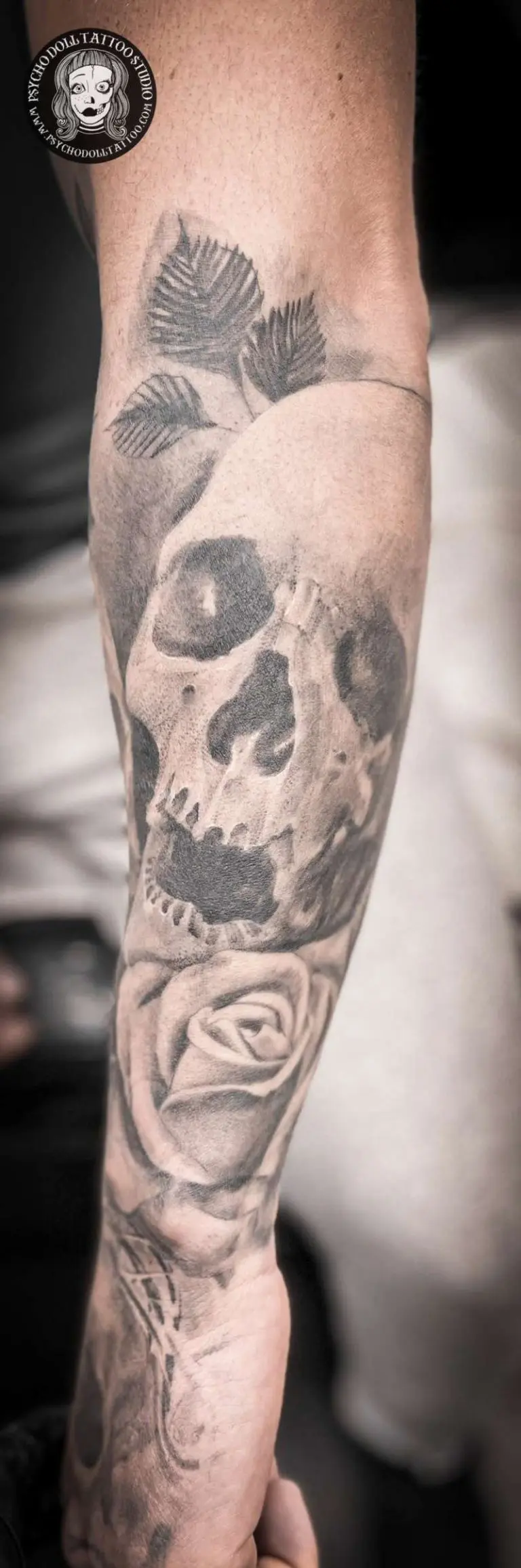 lubanje s tetovažom ruža u ruci lubanje s tetovažom ruža