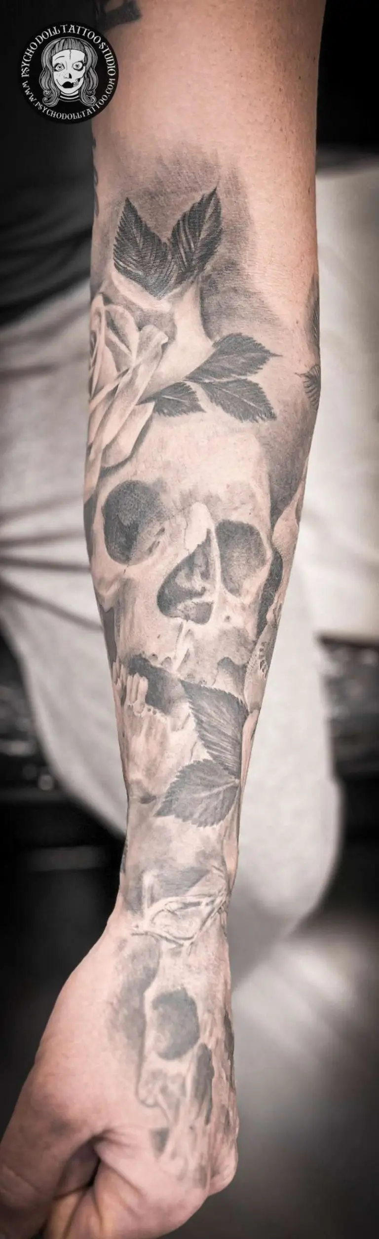 lubanje s tetovažom ruža na ruci