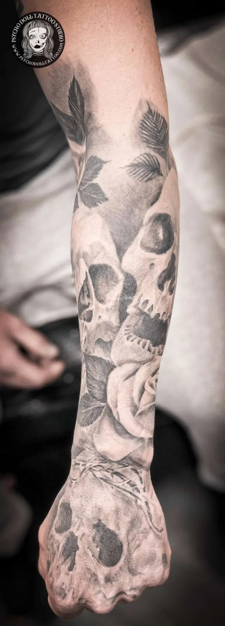 lubanje s tetovažom ruža na ruci