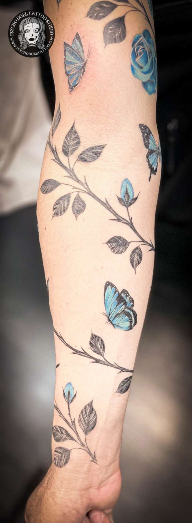 tatuaje rosas azules brazo