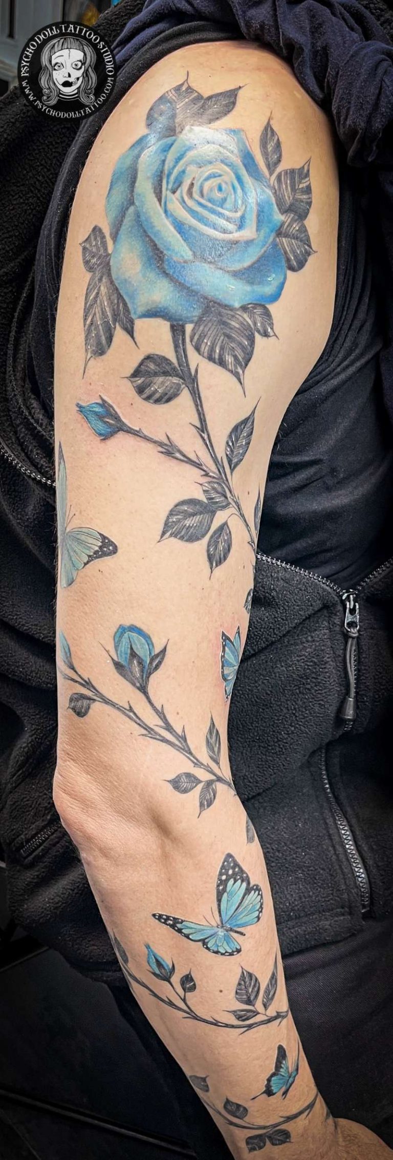 tatuaje rosas azules brazo