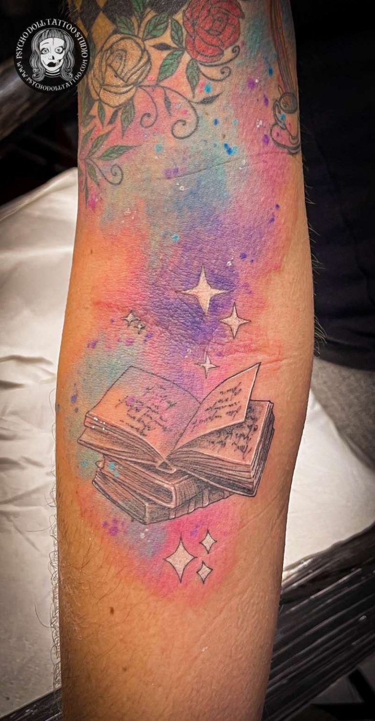 tatuaje libro acuarela color