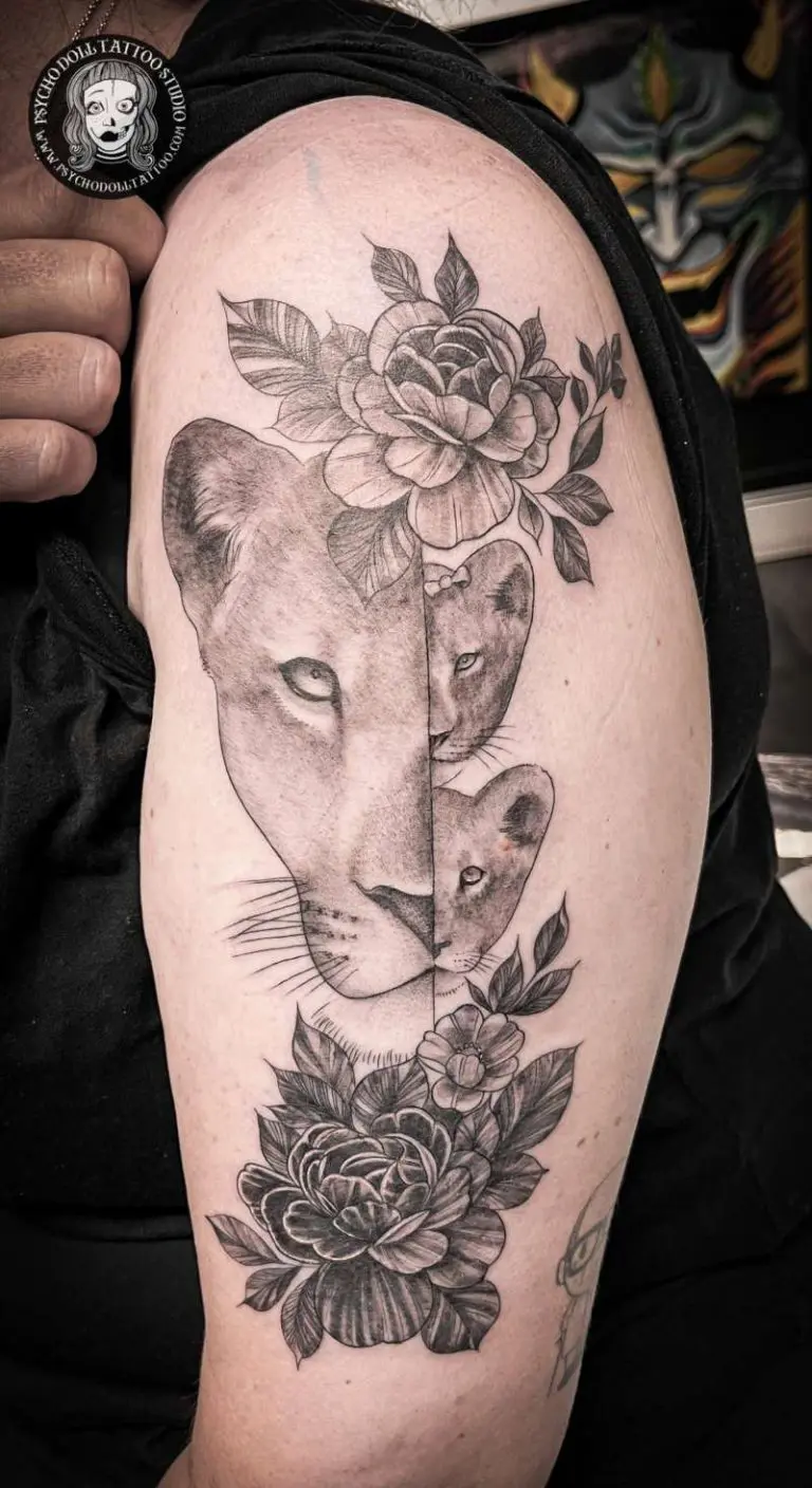 leijona lasten kanssa realistinen tatuointi mustavalkoisilla kukilla