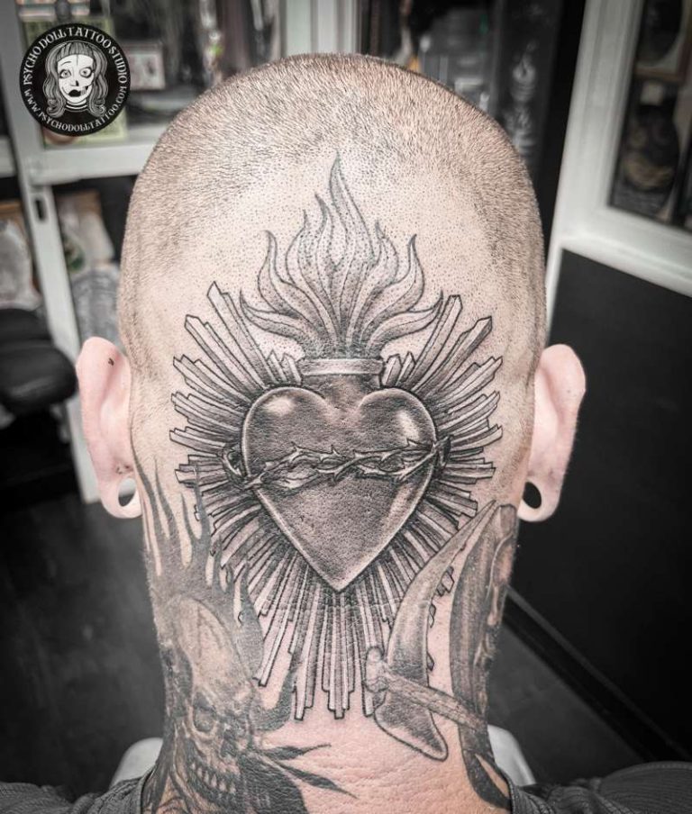 corazon con llamas estilo tradicional tattoo