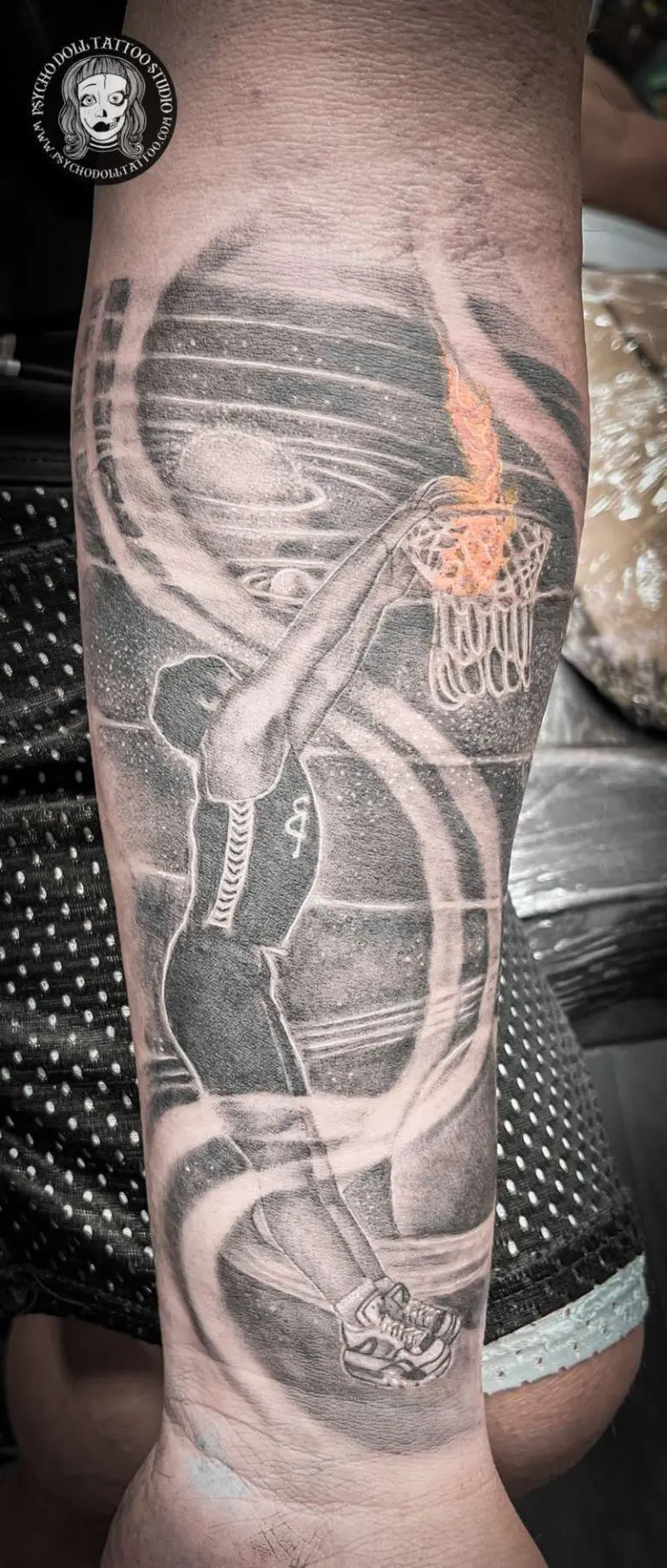 tatuagem de jogador de basquete com espaço