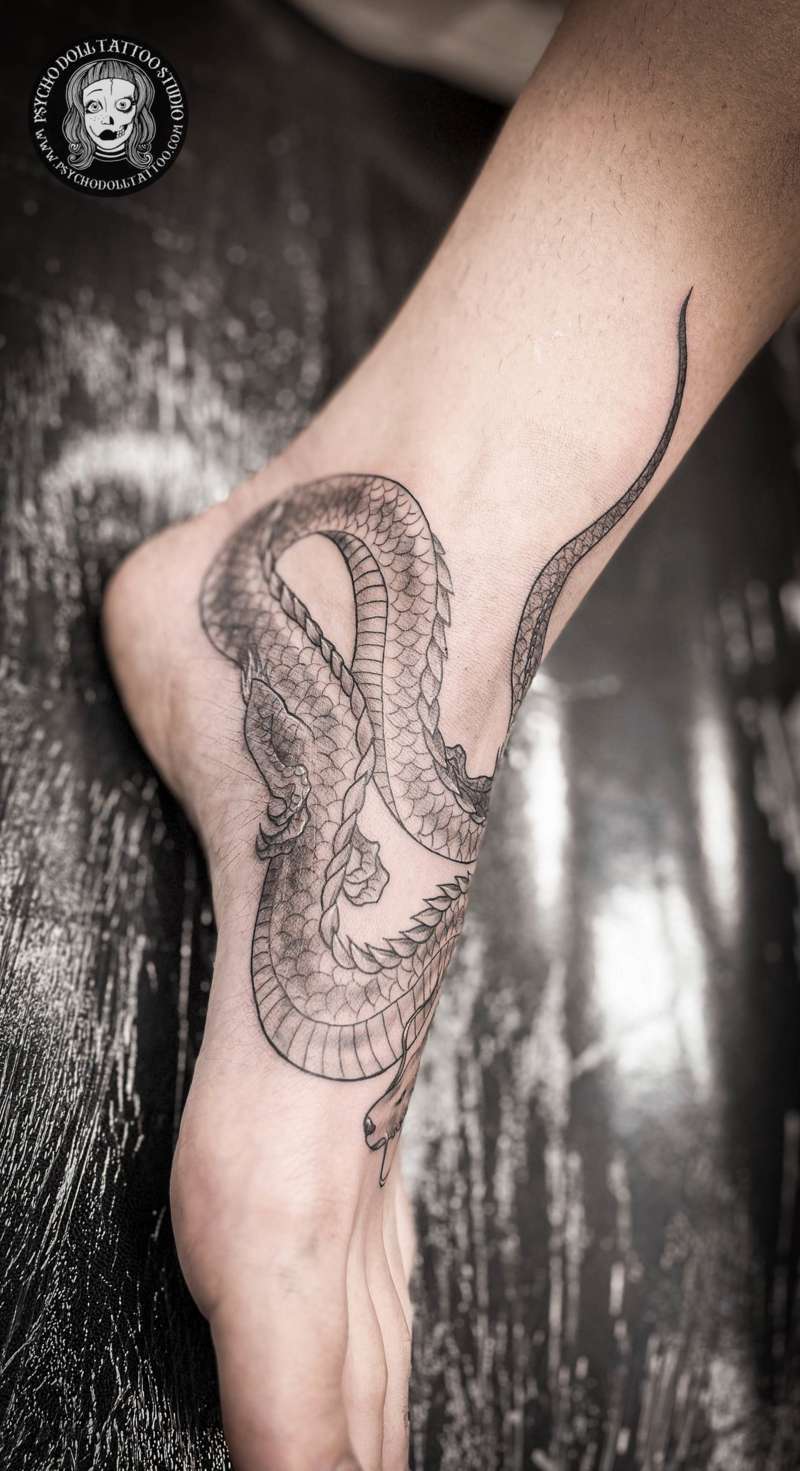 tatuaje de dragón japonés en el pie