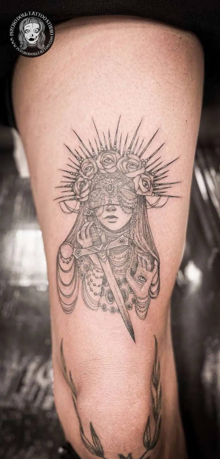 DONNA CON IL TATUAGGIO DELLA SPADA STILE SCURO