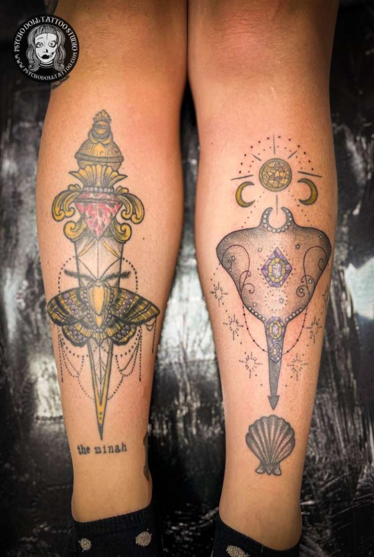 tatuaje en color daga y manta raya con decoraciones