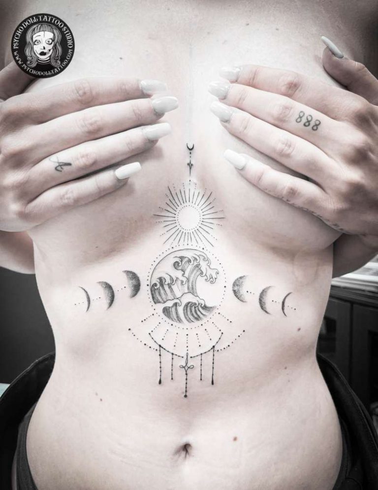 tatuaje debajo de pechos fases lunares, ola y sol