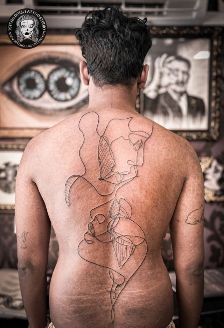 tatuaje en la espalda rostros de hombre