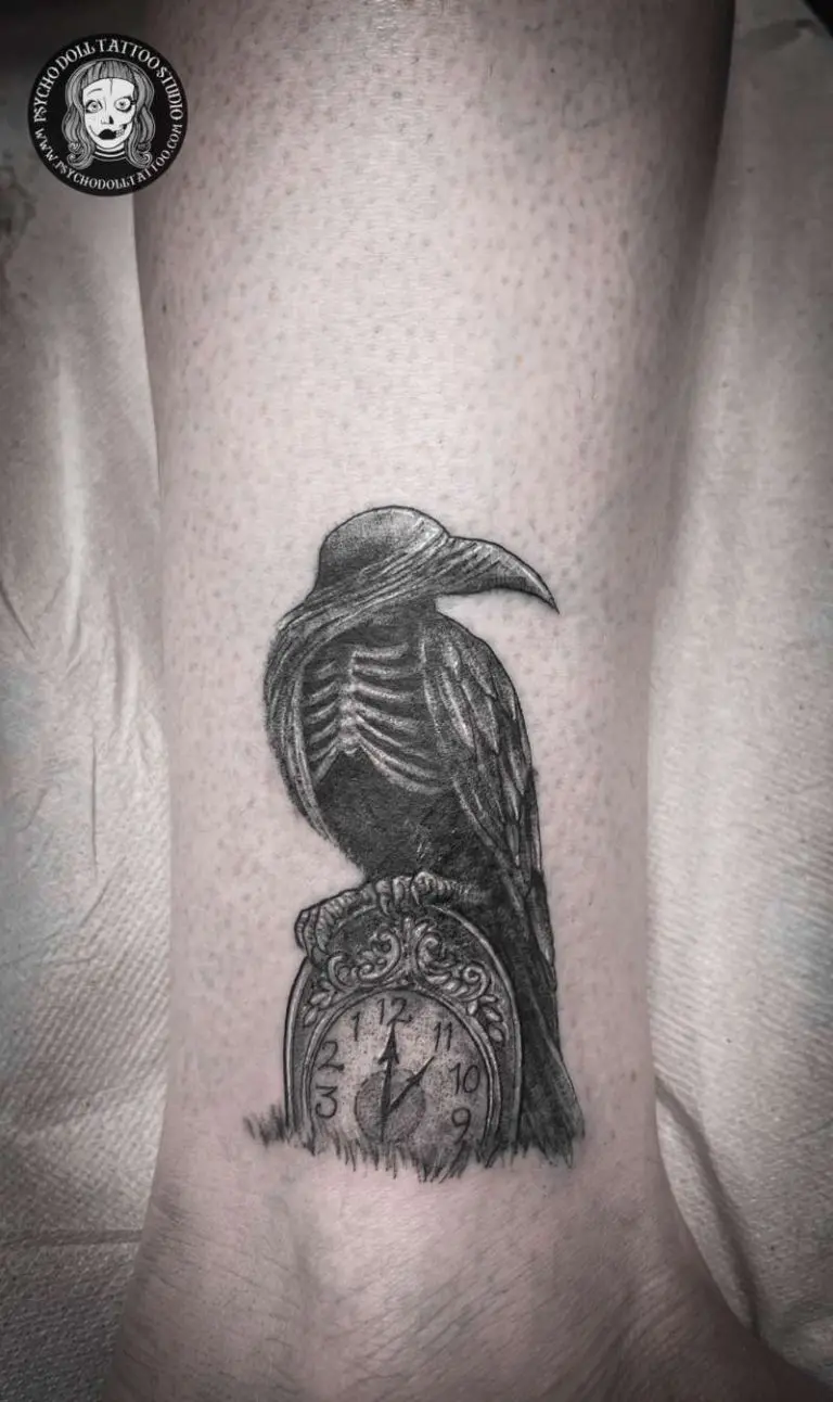 TATUAGGIO CORVO CON OROLOGIO