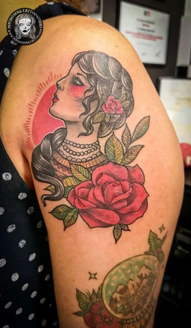 tatouage femme vieille école traditionnel