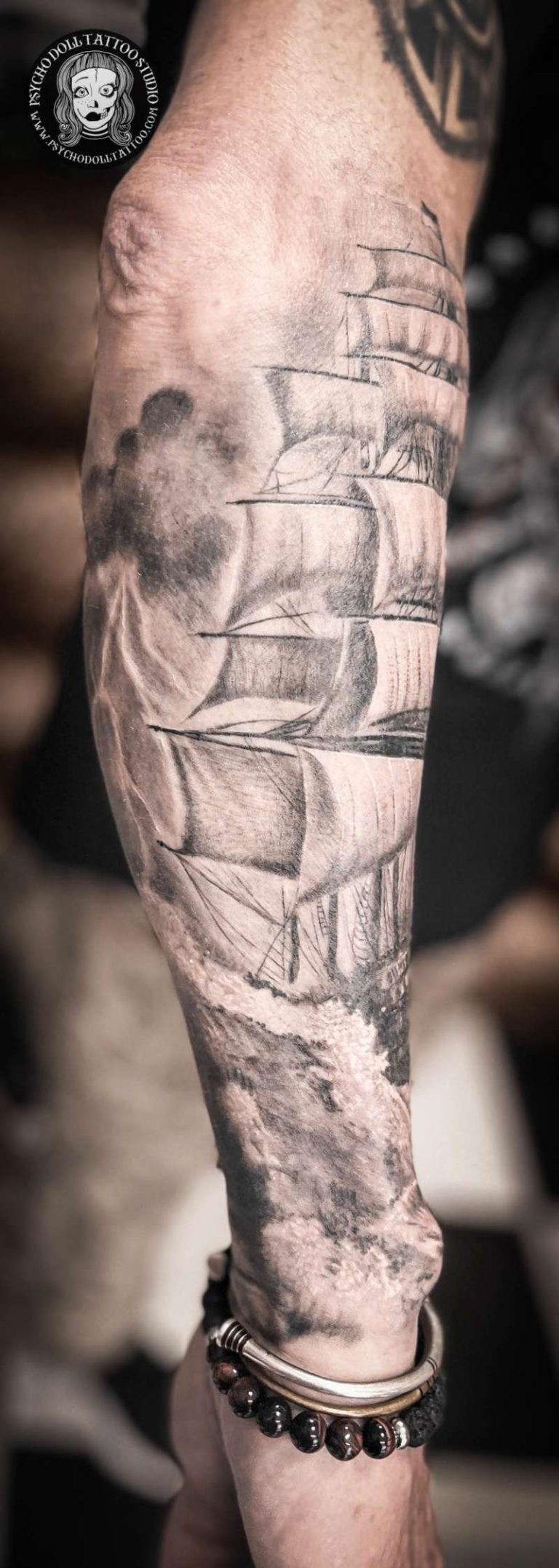 tatuaje realista barco brazo