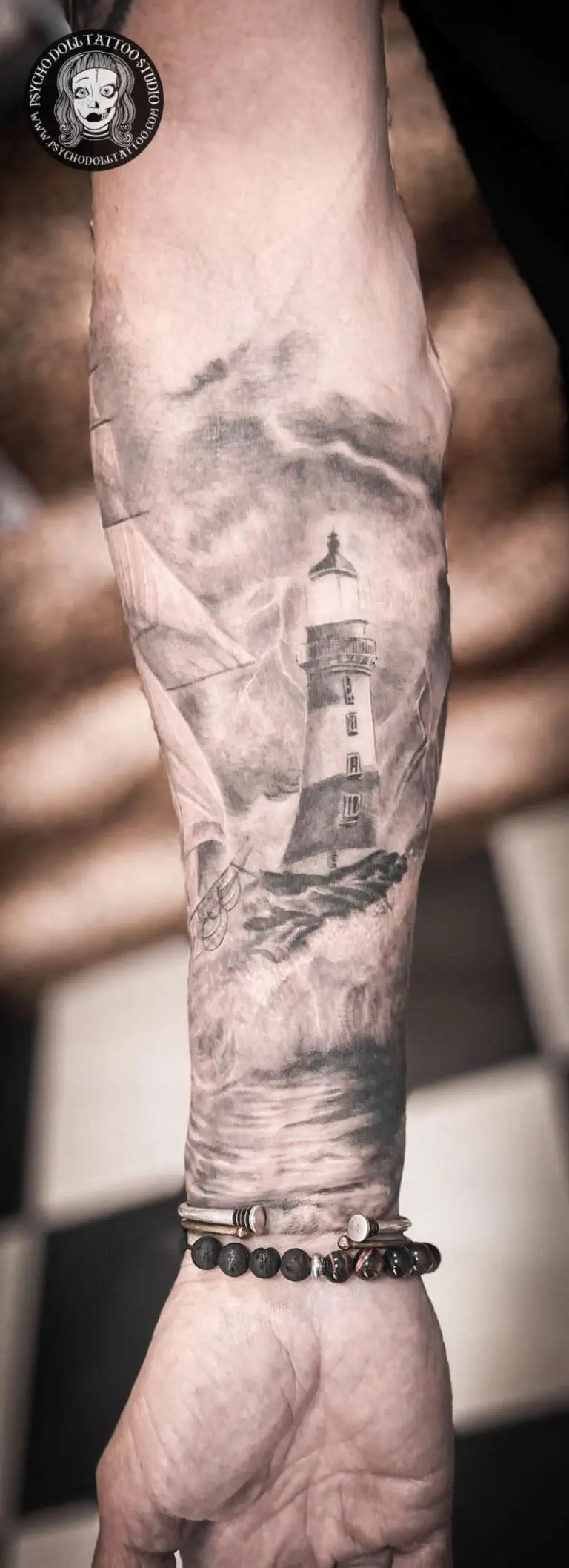 braccio del tatuaggio realistico della nave
