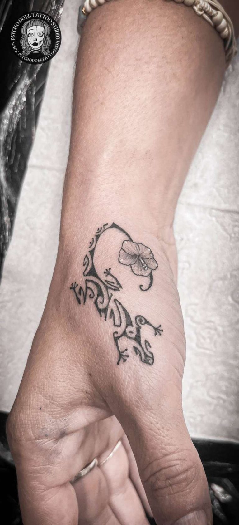 tatuaje lagartija con flor