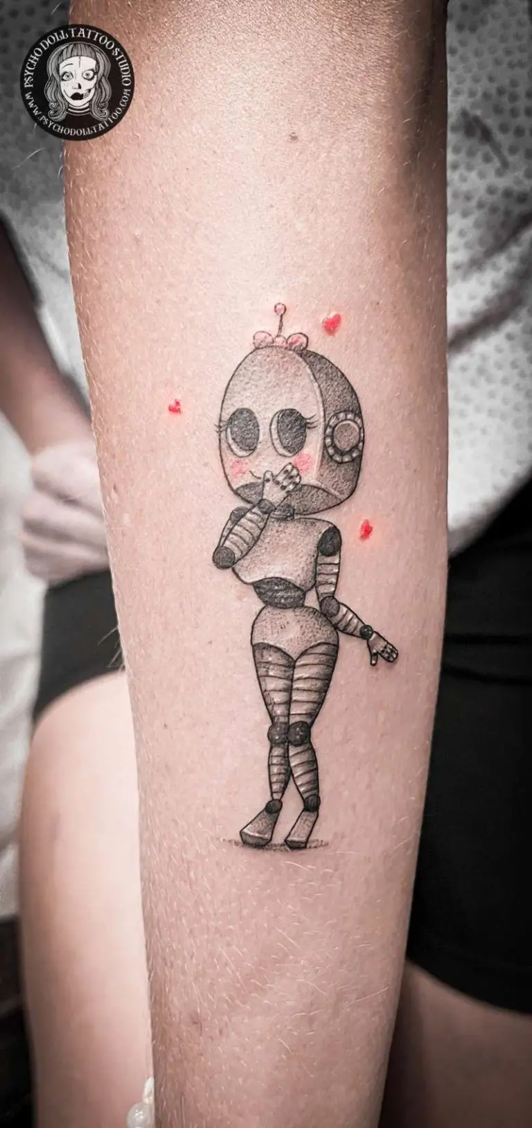 tatuagem de robô apaixonado