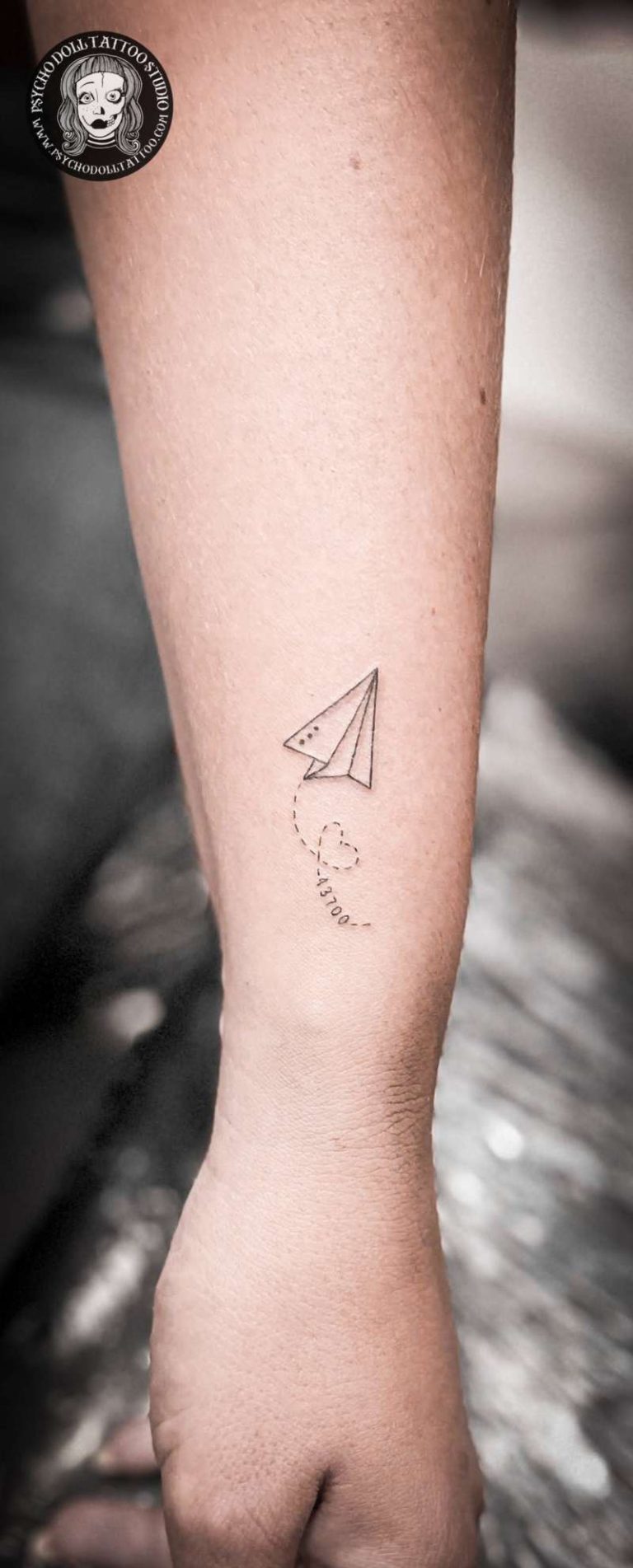 tatuaje avion de papel