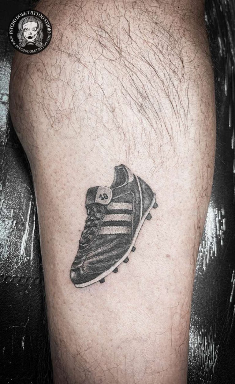 tatuaje bota de futbol