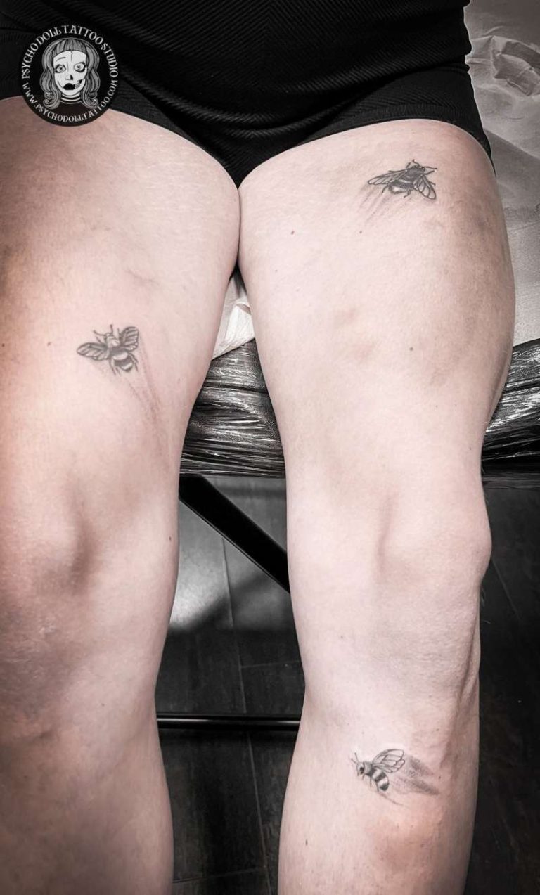 tatuaje abejas en pierna