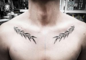 tatuaje hoja de laurel en pecho