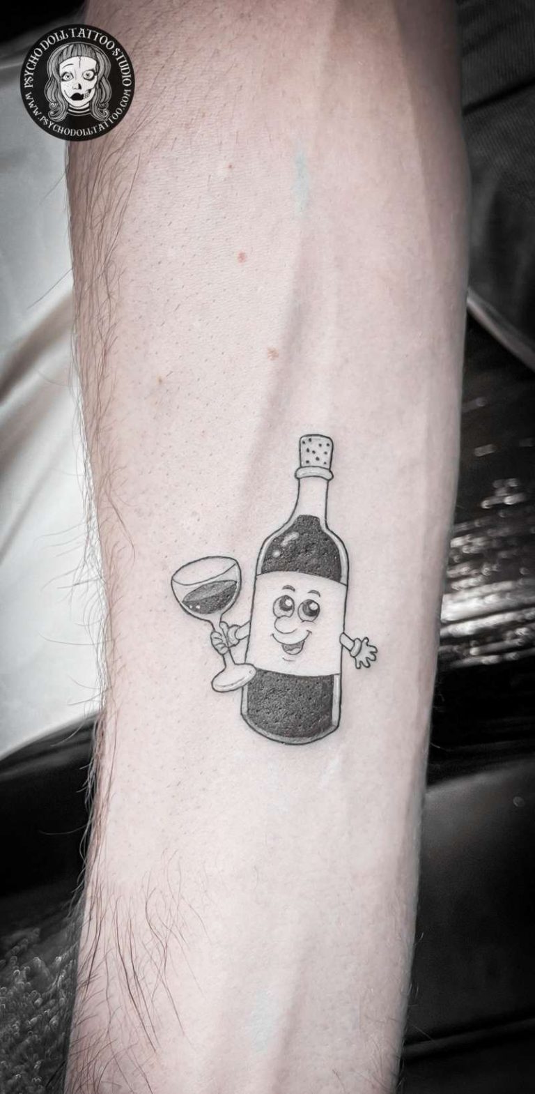Zabawny tatuaż na butelce wina