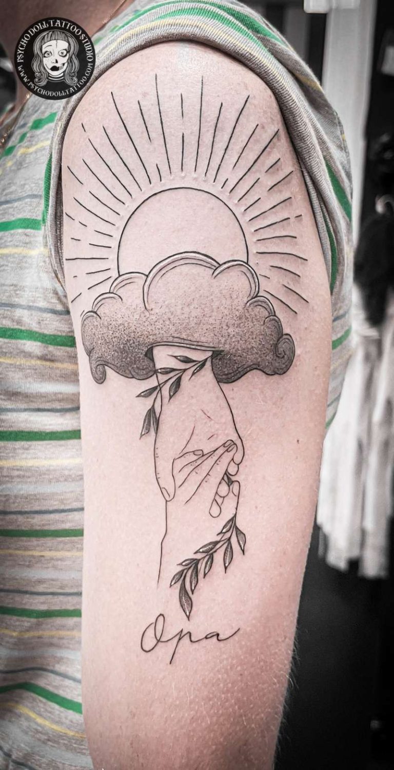 Tatuaje homenaje a abuelo con sol, nubes y manos