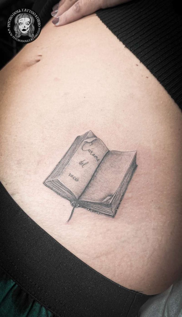 Otwarta książka tatuaż