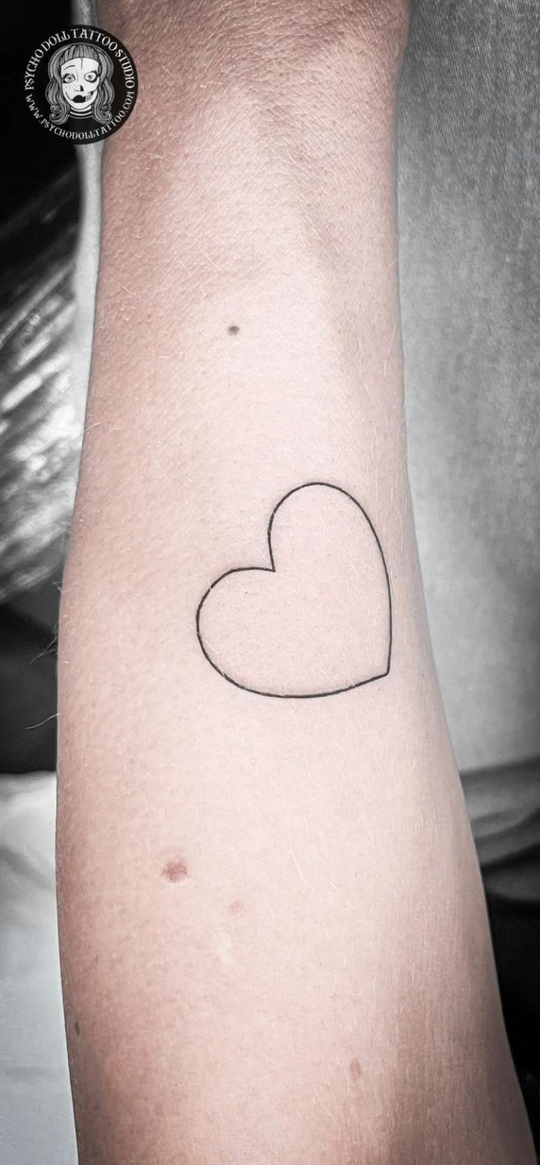 Delikatny tatuaż w kształcie serca