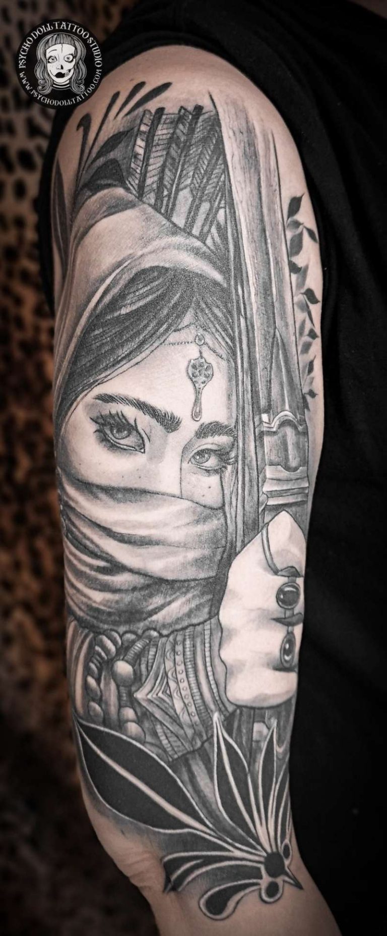Tatuaggio di donna guerriera con fiocco