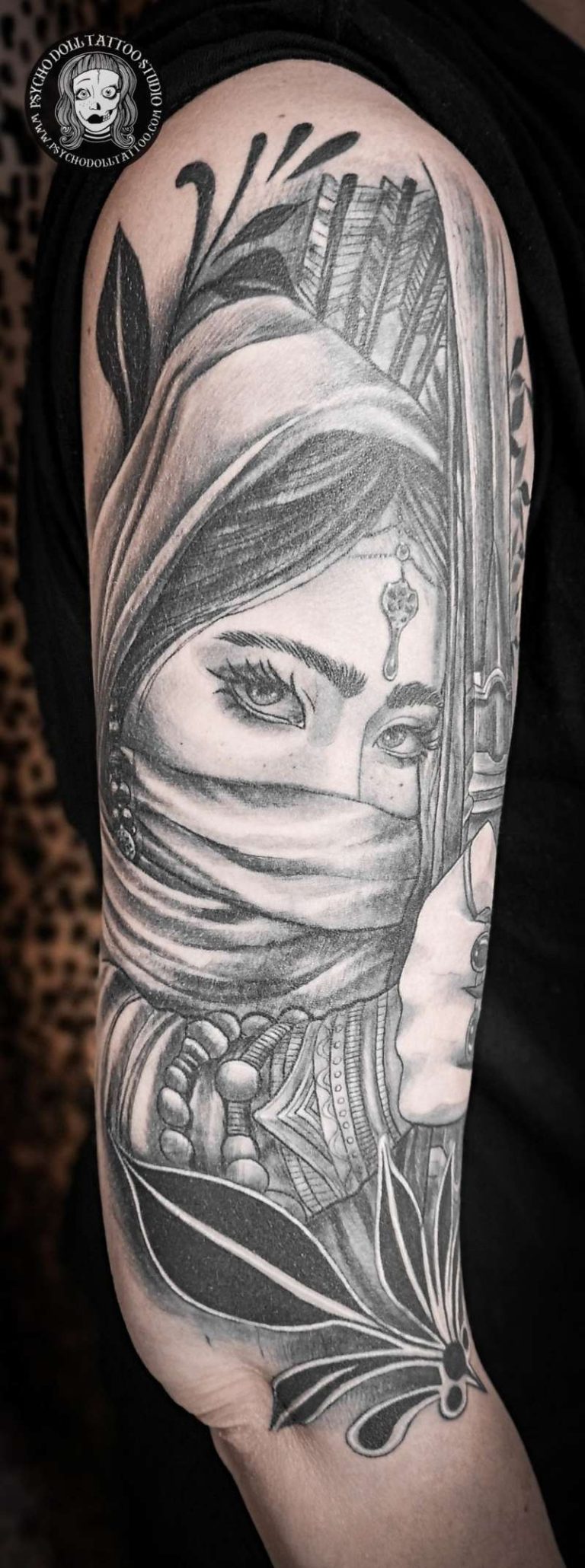 Tatuaggio di donna guerriera con fiocco