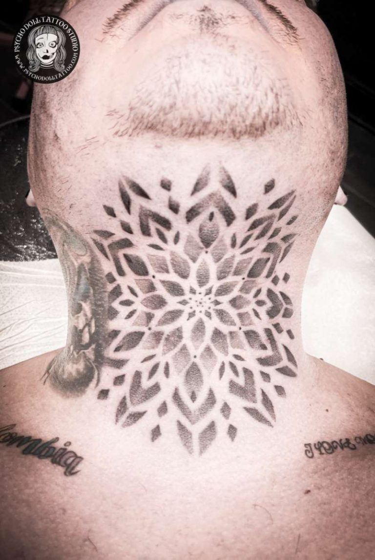 Decorazione del tatuaggio sotto il collo