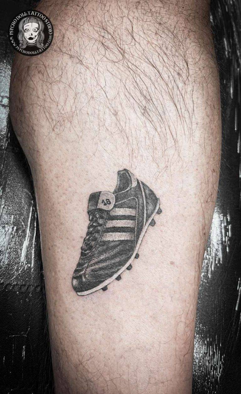 tatuaje bota de futbol football boot tattoo