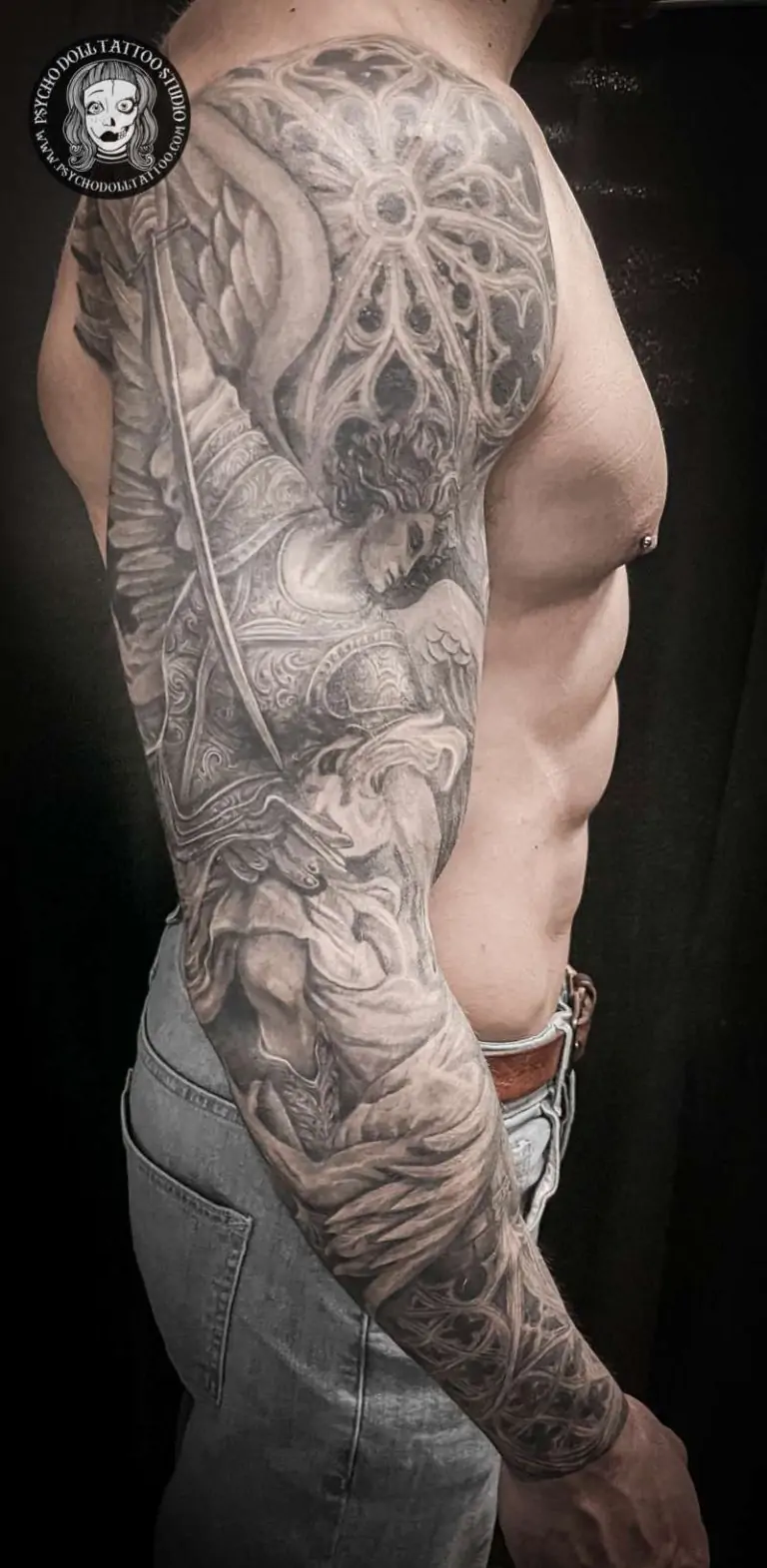 tatuaggio a manica intera di arcangelo con demone