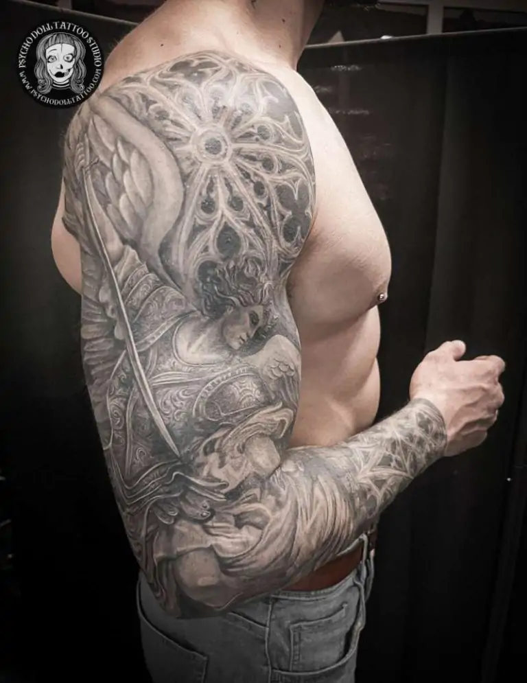 tatuaggio a manica intera di arcangelo con demone