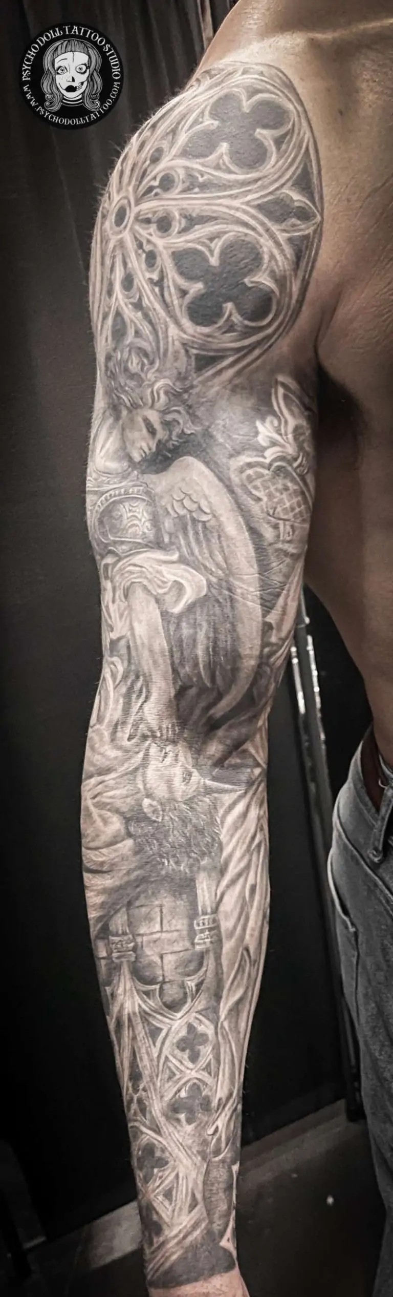 tatuaggio a manica intera di arcangelo con demone