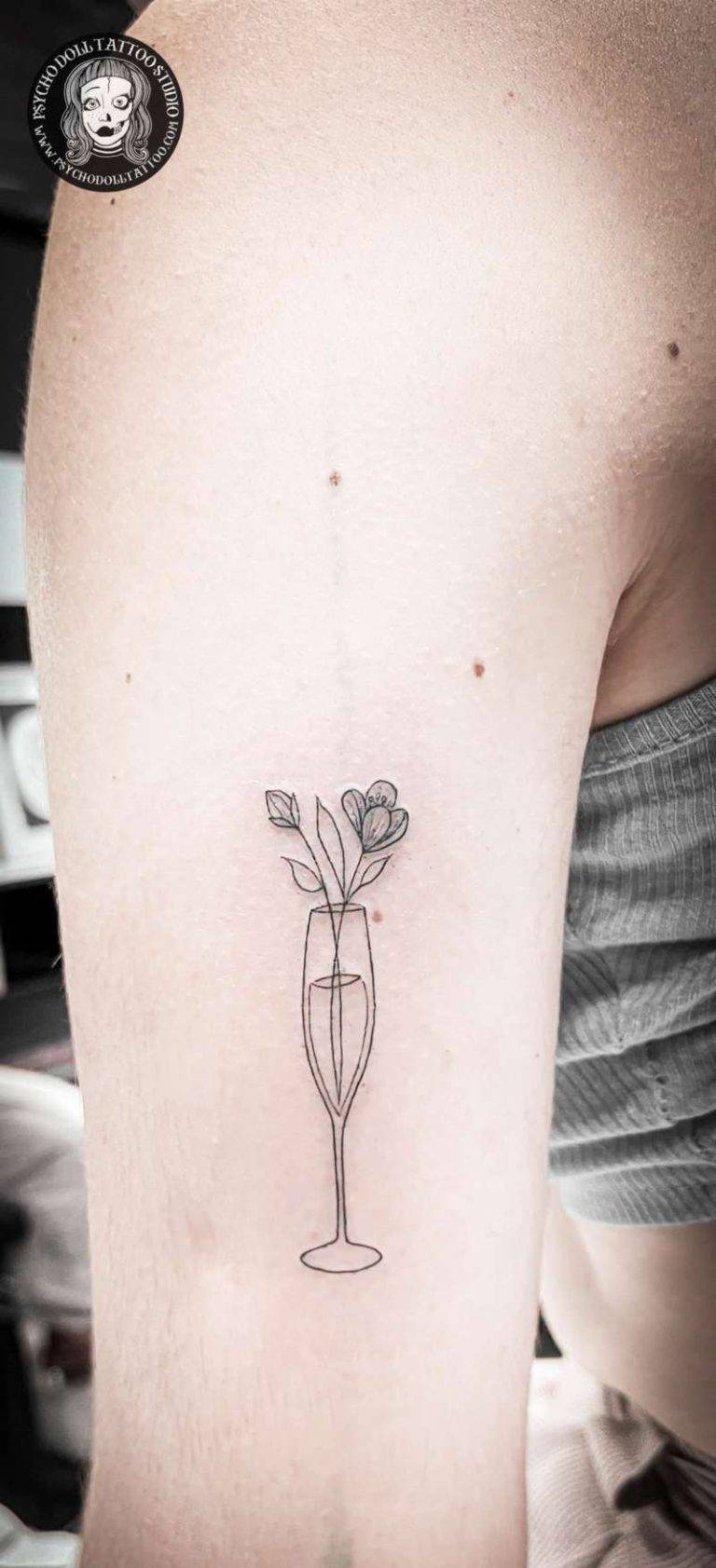 tatuaje copa champan flores